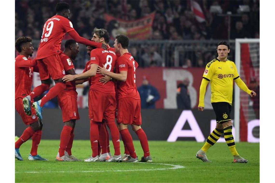 Bayern deklassiert BVB im Topspiel - Leipzig auf Platz zwei Die Bayern-Spieler feierten im Topspiel gegen den BVB einen klaren Sieg. Foto: Sven Hoppe/dpa