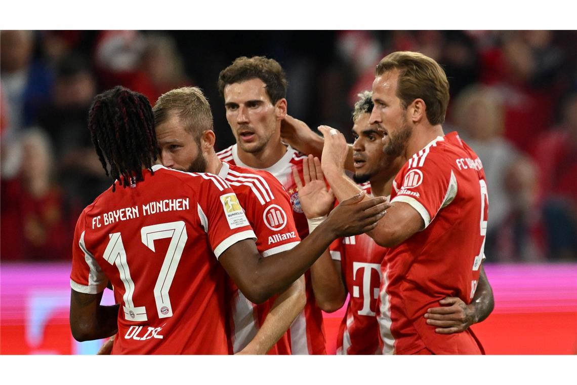 Die Bayern rollen los und feiern mit einem Bosse-Handschlag Die Bayern-Stars haben Spaß miteinander, wie der gemeinsame Jubel der Torschützen Harry Kane (r), Luis Díaz (2.v.r.) und Michael Olise (Nr. 17) zeigt.