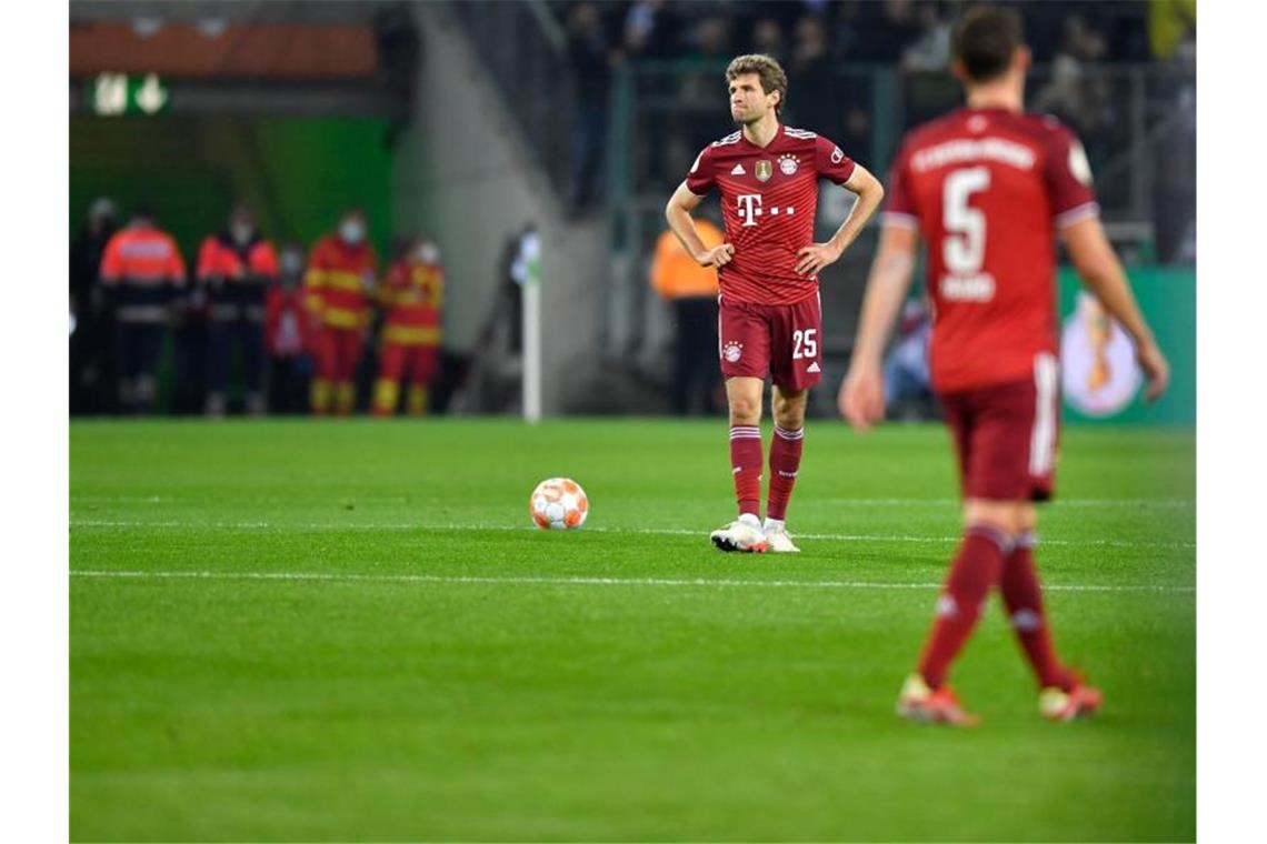 Bayern-„Schmach“ für die Geschichtsbücher: 0:5 wirkt nach Die Bayern-Stars um Thomas Müller (l) und Benjamin Pavard waren nach der Niederlage bedient. Foto: Marius Becker/dpa