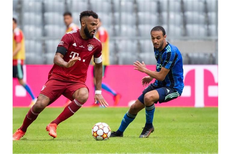 Die Bayern um Eric Maxim Choupo-Moting (l) liefen erstmals in den neuen Trikots mit den fünf Meistersternen auf. Foto: Sven Hoppe/dpa