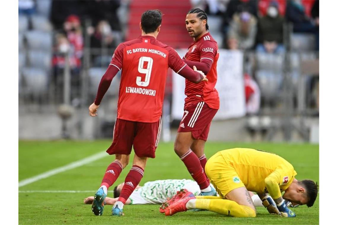 Bayern wenden Mega-Flop gegen Fürth ab: „Never complain“ Die Bayern um Robert Lewandowski (l) und Serge Gnabry taten sich erst schwer, aber gewannen am Ende souverän. Foto: Tobias Hase/dpa