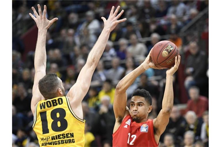 Die Bayern um Spielmacher Maodo Lo (r) verloren das Spitzenspiel in Ludwigsburg. Foto: Thomas Kienzle/dpa