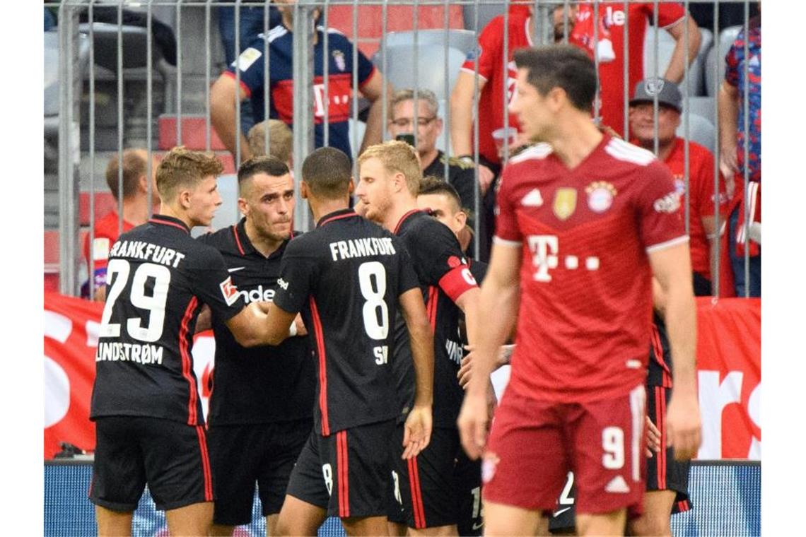 Erste Pleite für Nagelsmann-Bayern - „Sauer, verärgert“ Die Bayern um Weltfußballer Robert Lewandowski (r) verloren überraschend gegen Eintracht Frankfurt. Foto: Matthias Balk/dpa