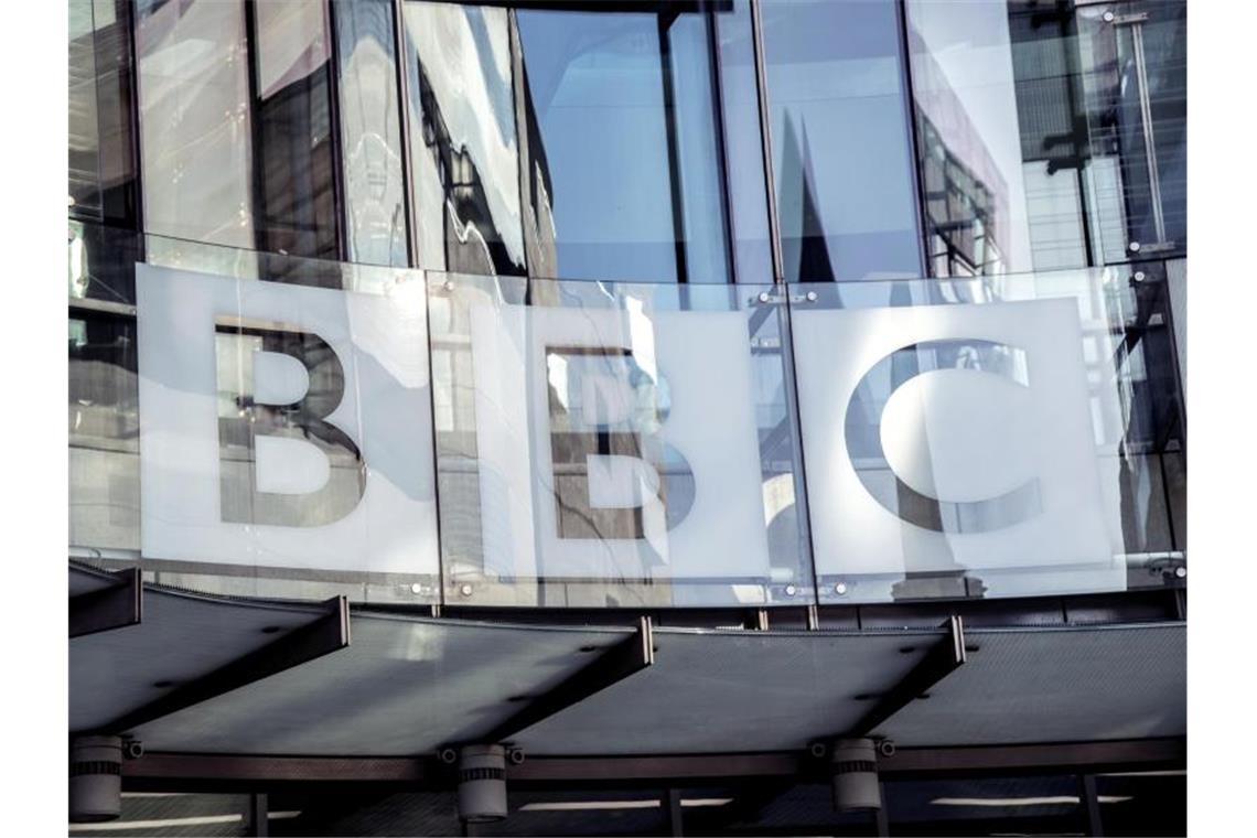 BBC nimmt Berichterstattung aus Russland wieder auf Die BBC hatte die Arbeit ihrer Journalistinnen und Journalisten wegen eines neuen Mediengesetzes in Russland vorübergehend eingestellt. Foto: Ian West/PA Wire/dpa