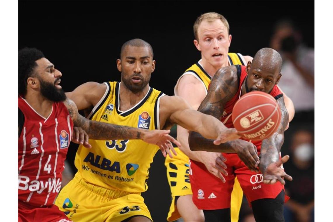 Gelingt Alba der erneute Basketball-Meister-Coup? Die BBL-Finalserie zwischen dem FC Bayern München und Alba Berlin ist bisher hart umkämpft. Foto: Tobias Hase/dpa