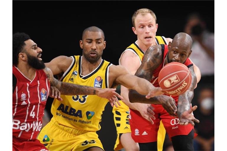 Die BBL-Finalserie zwischen dem FC Bayern München und Alba Berlin ist bisher hart umkämpft. Foto: Tobias Hase/dpa