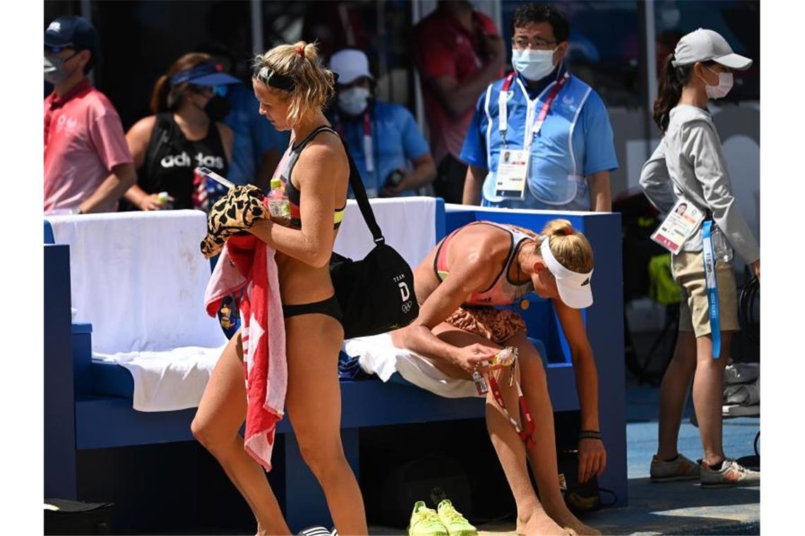 Fünfte in Tokio: Wie geht es bei Kozuch/Ludwig weiter? Die Beachvolleyballerinnen Laura Ludwig (i) und Margareta Kozuch sind im Viertelfinale ausgeschieden. Foto: Marijan Murat/dpa