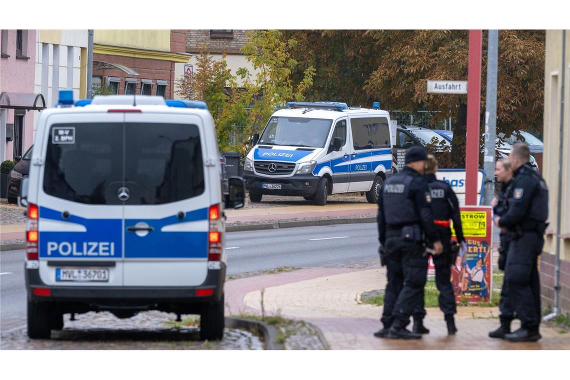 Wo ist Fabian? Angestrengte Suche nach Achtjährigem Die Beamten befragen Anwohner.