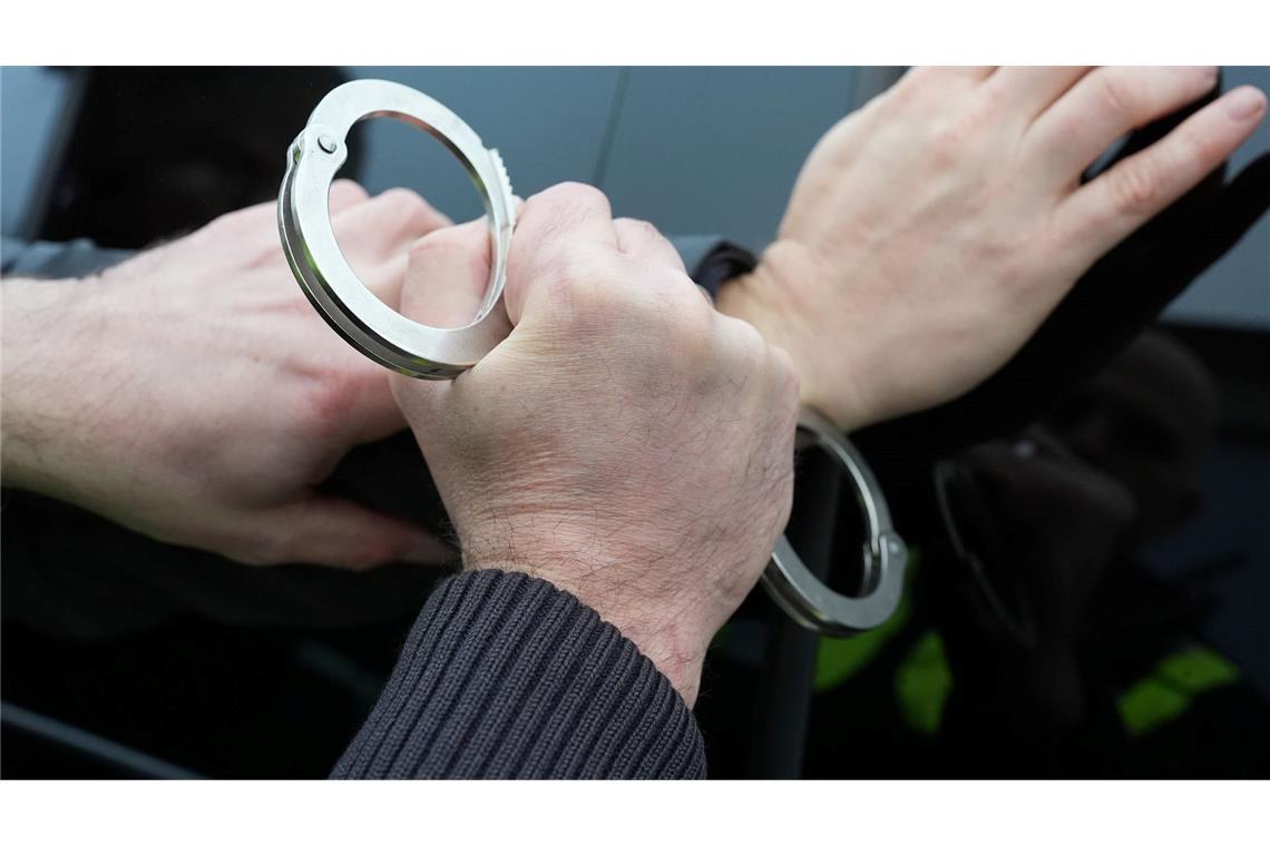 Die Beamten nahmen den Mann fest und ein Richter erließ am Sonntag Haftbefehl. (Symbolbild)