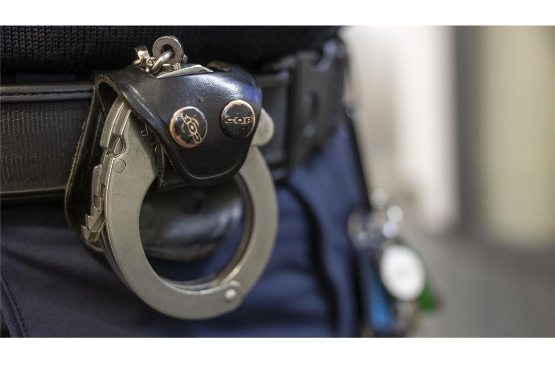 33-Jähriger ersticht frühere Partnerin auf Parkplatz Die Beamten nahmen den Verdächtigen fest. (Symbolbild)