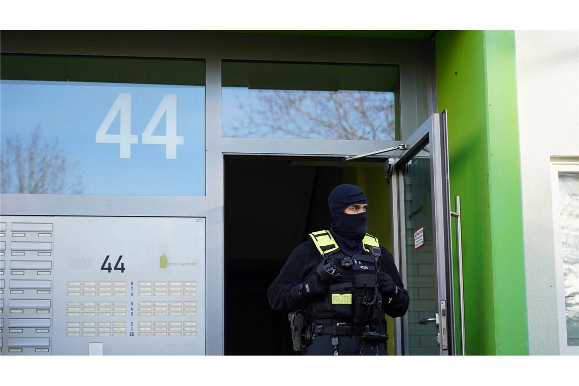 Die Beamten sicherten am frühen Morgen Material.