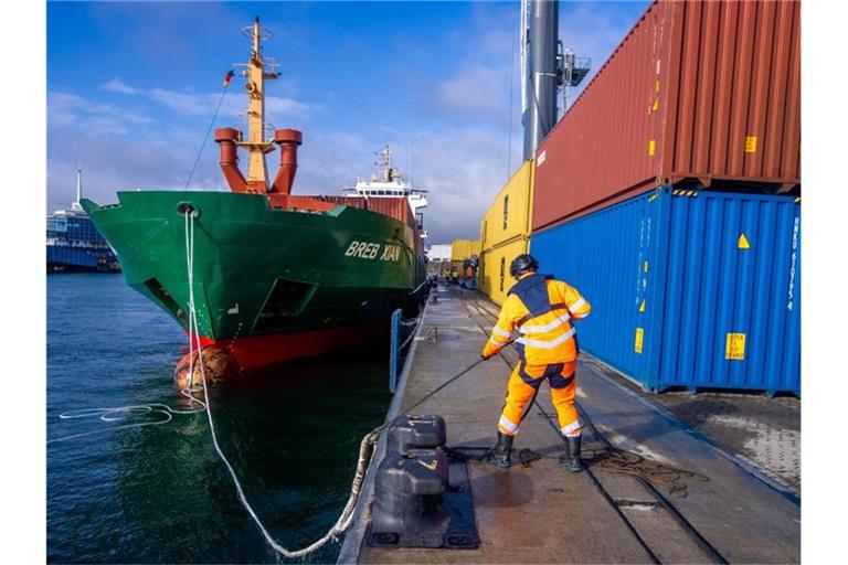 Die Bedeutung Chinas für die deutschen Importe wächst stetig - 2021 wurden Waren im Wert von fast 142 Milliarden Euro aus China importiert. Foto: Jens Büttner/dpa