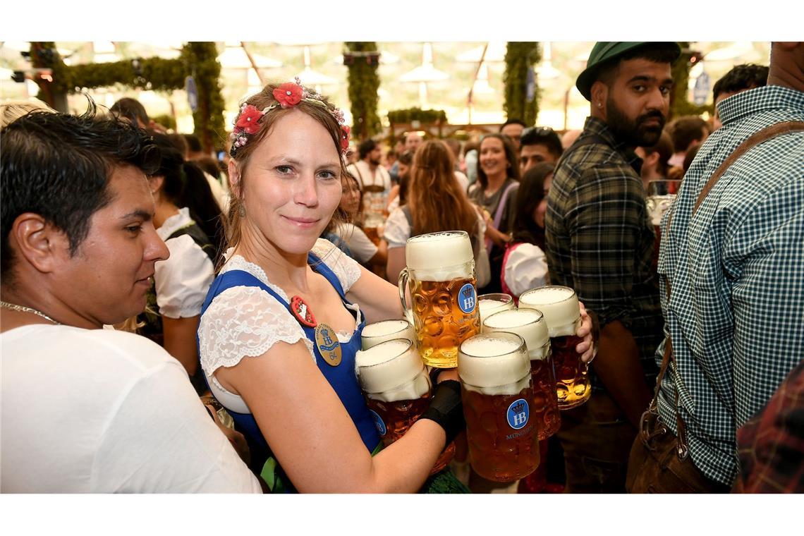 Die Bedienungen auf der Wiesn haben es nicht leicht (Archivbild).