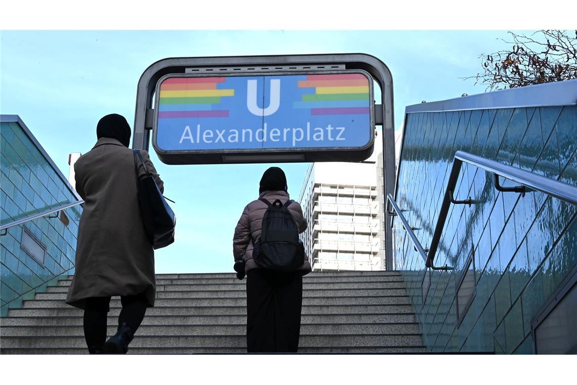 Die Befragung zeigt: Auf der Straße und in öffentlichen Verkehrsmitteln erleben Menschen häufig Diskriminierung. (Symbolbild)