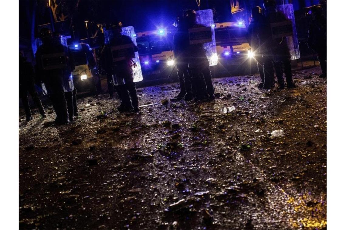 Die Befürworter der Unabhängigkeit Kataloniens protestieren in Barcelona gegen die harten Urteile gegen neun Führer der Separatisten. Foto: Bernat Armangue/AP/dpa