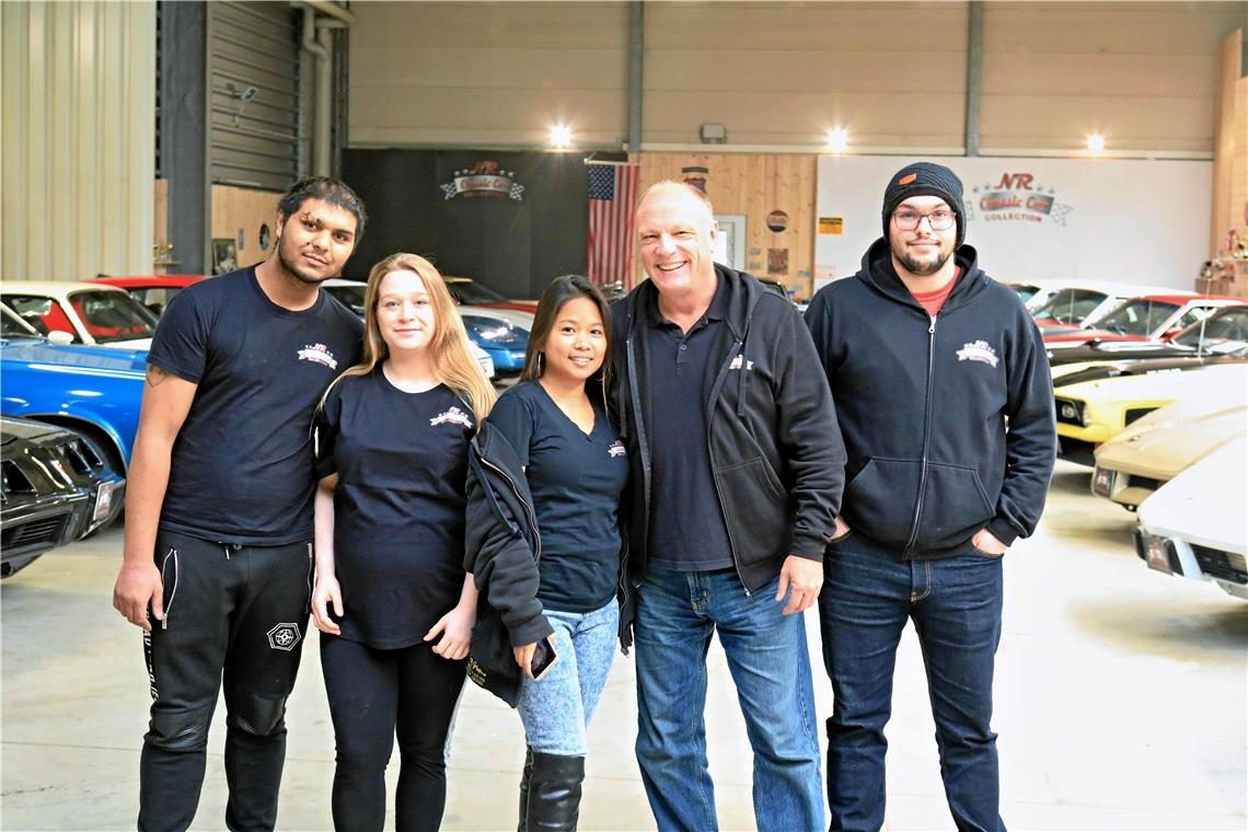 Vom Rennfahrer zum Autosammler Die Begeisterung für schöne Autos ist von Norbert Kutzera (Zweiter von rechts) auf seine ganze Familie übergeschwappt. Seine Frau Rhoda (Mitte) ist für den Social-Media-Auftritt verantwortlich, Sohn Benjamin (ganz rechts) wird den Laden vielleicht einmal übernehmen und Tochter Alina und ihr Partner Rahman Ameti (das Paar links) runden das Team ab. Foto: Habermann