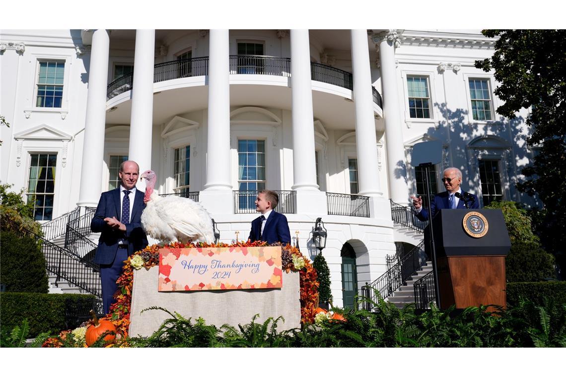 Biden begnadigt Truthähne vor Thanksgiving Die Begnadigung von Truthähnen durch den Präsidenten hat eine lange Tradition.