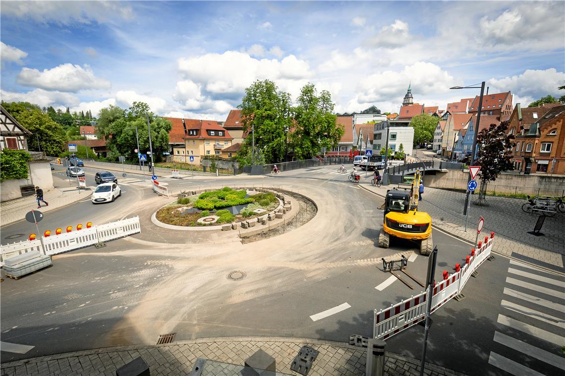 Die Begrenzungssteine an der Mittelinsel haben sich gesenkt und gehoben. Fast drei Viertel des Umfangs waren betroffen. Foto: Alexander Becher