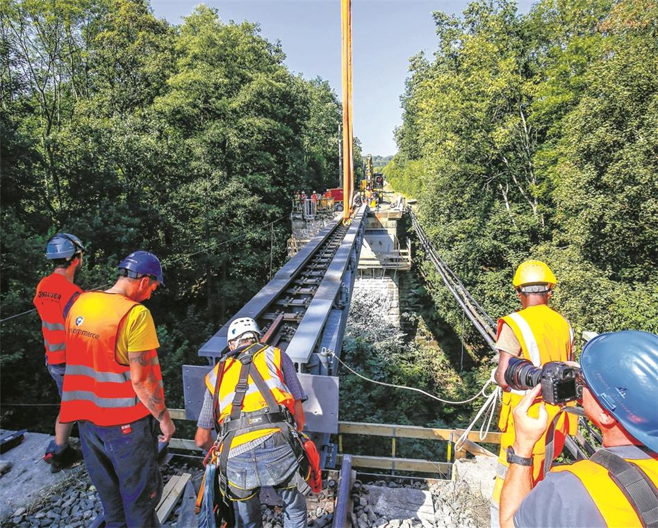 Die Behelfsbrücke wird in zwei Teilen angebracht. Sie bleibt bis zum Jahr 2020, wird danach durch eine „echte“ Brücke ersetzt. Foto: A. Becher