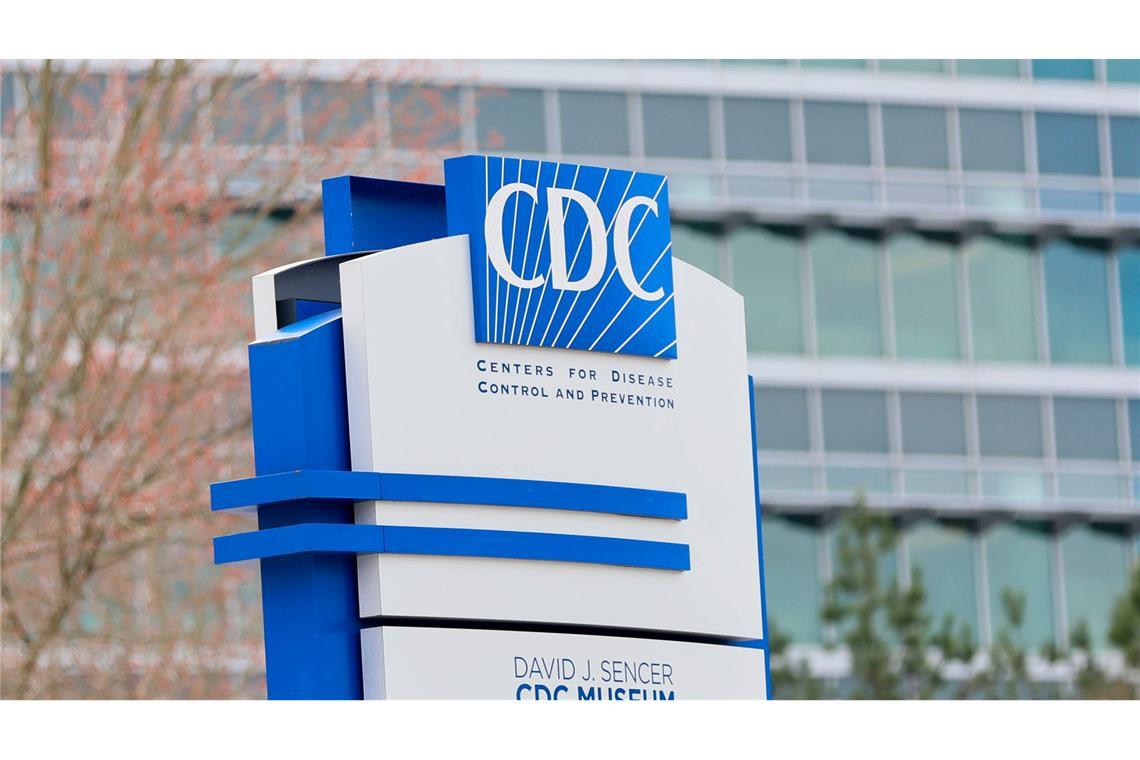 Die Behörde CDC stuft das Risiko für die Öffentlichkeit weiter als gering ein.