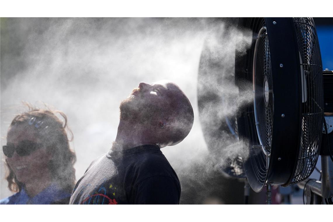 Die Behörden forderten die Menschen auf, sich immer wieder abzukühlen.