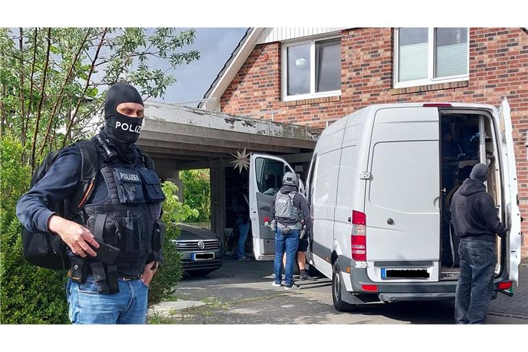Die Behörden gehen gegen eine Gruppe vor, die Chinesen zur Einreise nach Deutschland verholfen haben soll.