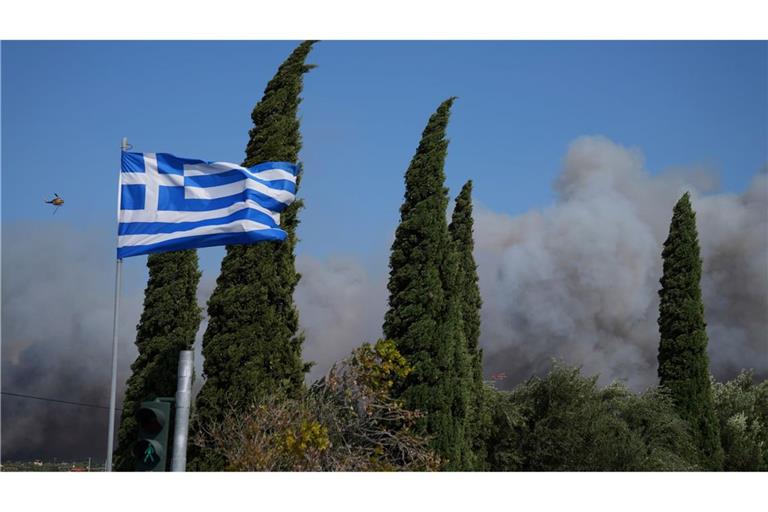 Die Behörden prüfen weiter die Ursachen der Feuer. In einer Ortschaft nahe Athen vermutet der Bürgermeister Brandstiftung.