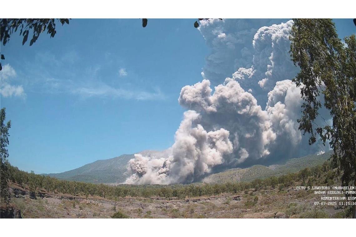 Indonesischer Vulkan spuckt 18.000 Meter hohe Aschesäule Die Behörden richteten eine Sperrzone rund um den Vulkan ein.