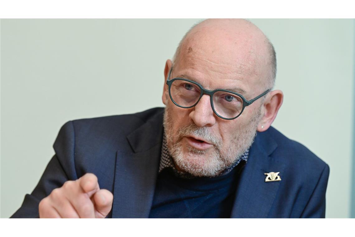 Nach tödlichem Unfall mit E-Scooter: Minister für strengere Kontrolle Die Behörden sollten bei Verstößen von E-Scooter-Fahrern aus Sicht von Verkehrsminister Winfried Hermann häufiger einschreiten.