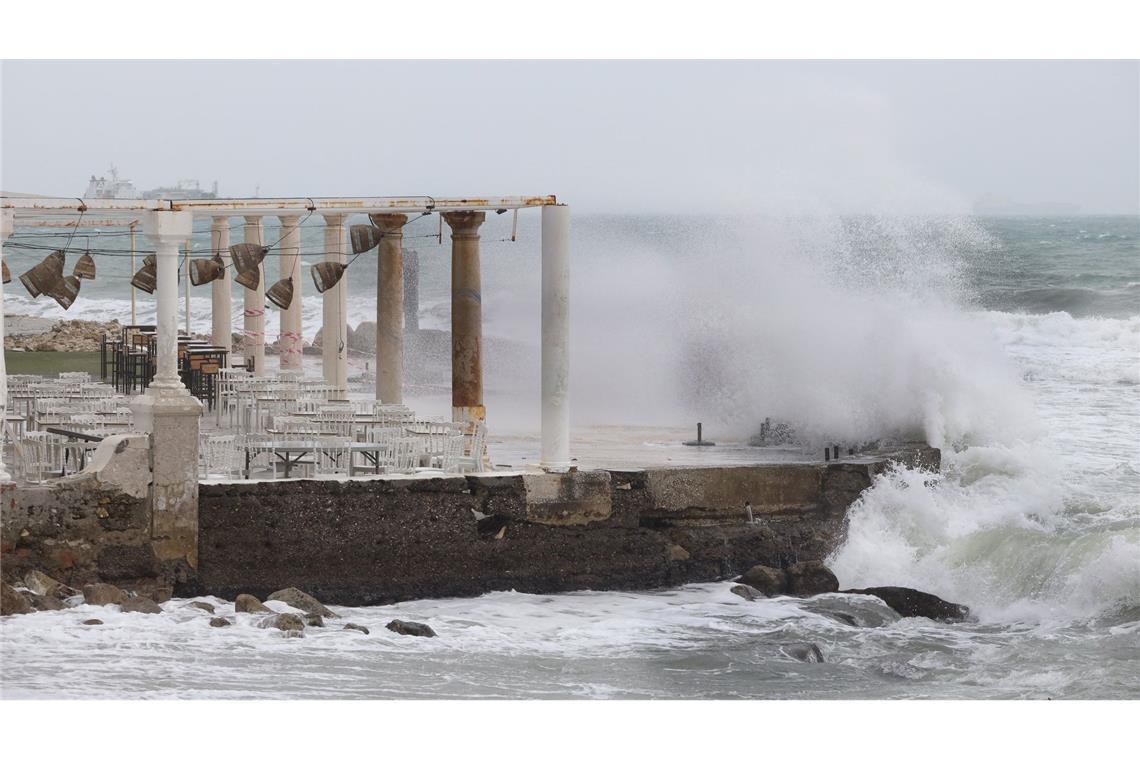 Die Behörden warnen vor hohem Wellengang - wie hier bei Málaga.