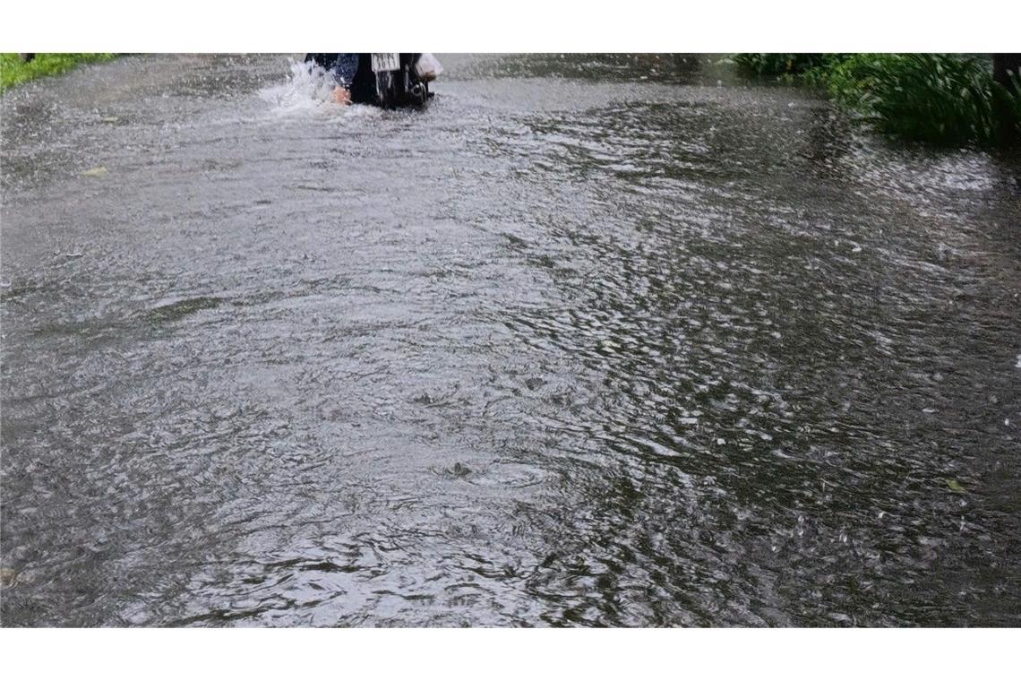 Rekordregen in Vietnam – historische Städte unter Wasser Die Behörden warnten vor Sturzfluten.