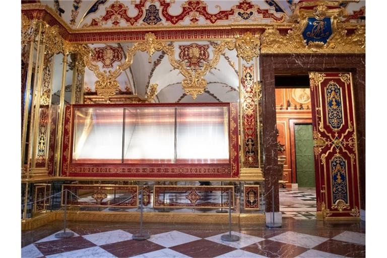 Die bei einem Einbruch beschädigte Vitrine im Juwelenzimmer im Historischen Grünen Gewölbe im Dresdner Schloss der Staatlichen Kunstsammlungen Dresden (SKD). Foto: Sebastian Kahnert/dpa-Zentralbild/dpa
