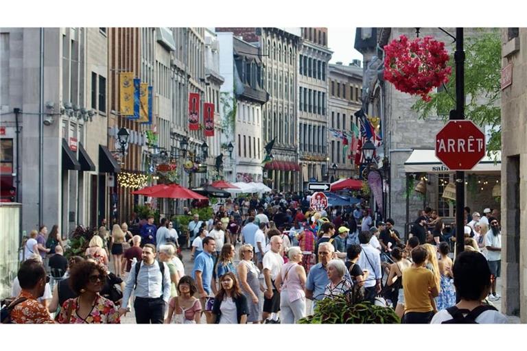 Die bei Touristen beliebte Altstadt von Montreal heißt auf Französisch Vieux-Montréal und reicht mit ihren historischen Steingebäuden und Kopfsteinpflasterstraßen bis ins 17. Jahrhundert zurück. ​