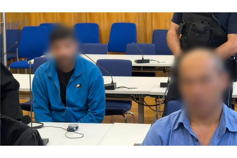 Die beiden angeklagten Lastwagenfahrer sollen sich mit dem späteren Opfer unter anderem über den Ukraine-Krieg gestritten haben.
