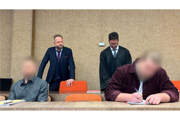 Die beiden Angeklagten schwiegen zunächst.
