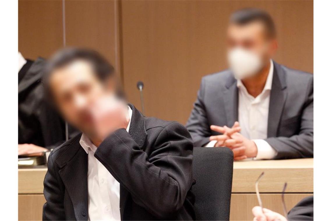 Corona-Teststellen-Betreiber weisen Betrugsvorwurf zurück Die beiden Angeklagten wird vorgeworfen, das Vielfache der tatsächlich durgeführten Tests abgerechnet zu haben. Foto: Roland Weihrauch/dpa