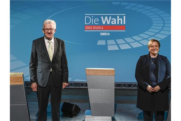 Die beiden baden-württembergischen Spitzenkandidaten zur Landtagswahl Winfried Kretschmann (Bündnis 90/Die Grünen) und Susanne Eisenmann (CDU) vor der Sendung im Wahlstudio. Foto: Patricia Neligan/SWR/dpa