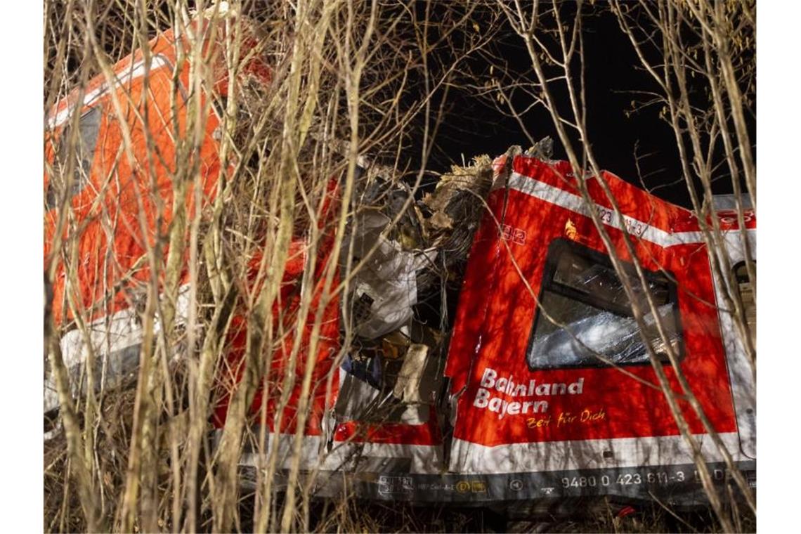 Ein Toter und 18 Verletzte bei S-Bahn-Zusammenstoß Die beiden beschädigten S-Bahn-Züge nach dem Zusammenstoß. Foto: Lennart Preiss/dpa