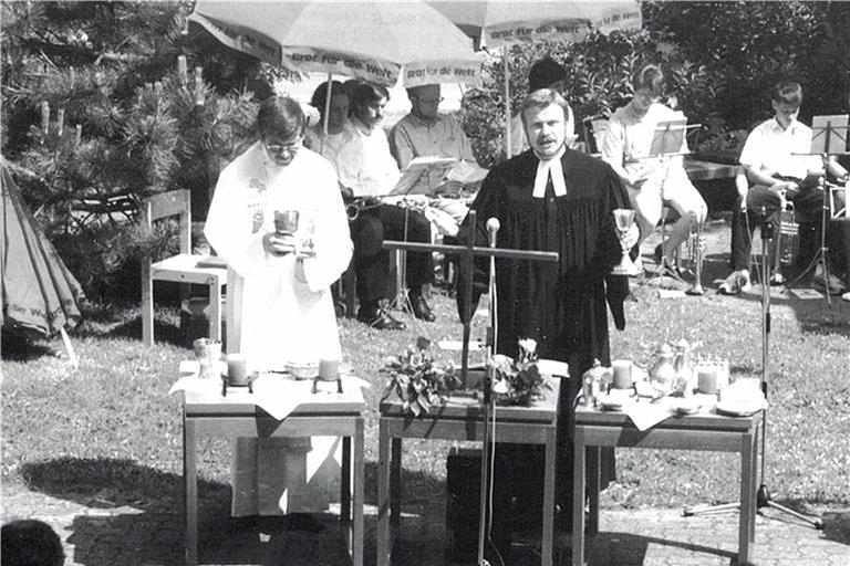 Die beiden ehemaligen Pfarrer Wolfgang Kraus (links) und Hermann Dippon, bei einem ökumenischen Gottesdienst in Allmersbach. Archivfotos: privat
