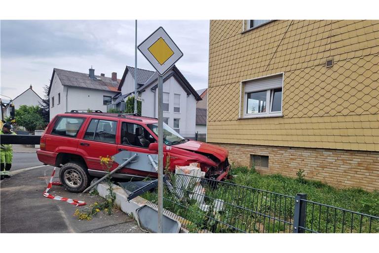 Die beiden Fahrerinnen wurden bei dem Unfall leicht verletzt und in ein Krankenhaus gebracht.