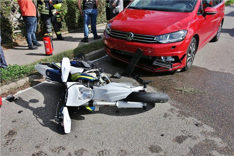 Die beiden Fahrzeuge stießen frontal zusammen. Foto: Kevin Lermer/7aktuell.de