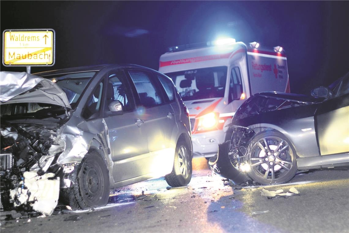 Fahrzeuge frontal kollidiert