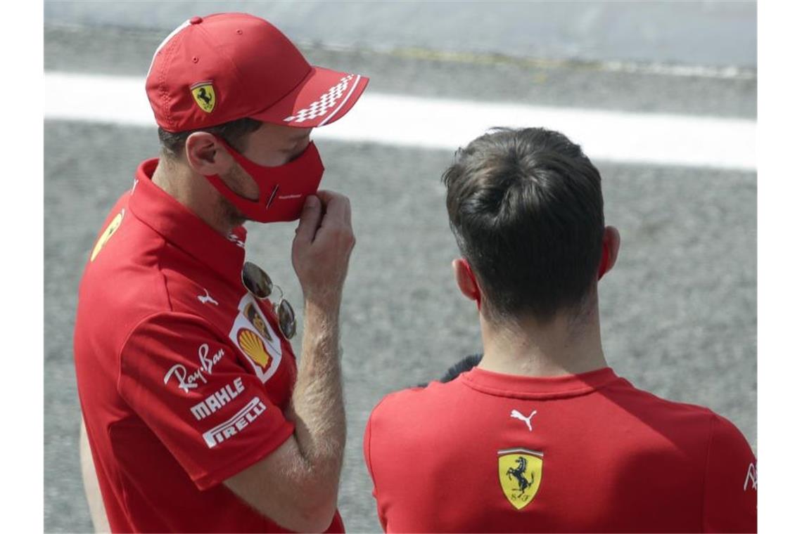 Die beiden Ferrari-Piloten Sebastian Vettel (l) und Carles Leclerc im Gespräch. Foto: Luca Bruno/AP Pool/dpa