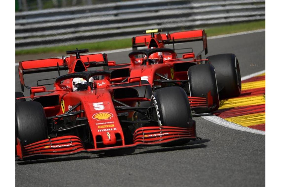 Die beiden Ferraris, Sebastian Vettel (vorne) und Charles Leclerc, landeten nur auf Platz 13 und 14. Foto: John Thys/POOL AFP/AP/dpa