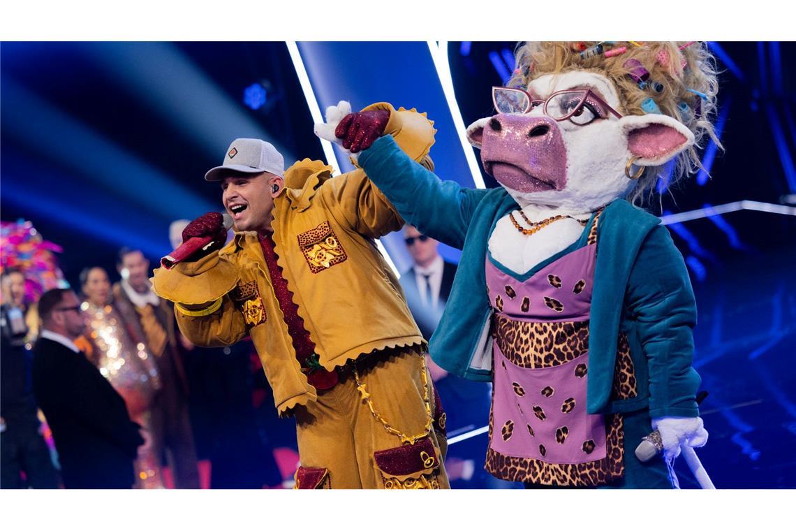 Die beiden Finalisten: Zweitplatzierter Pietro Lombardi und die noch maskierte Kuh.