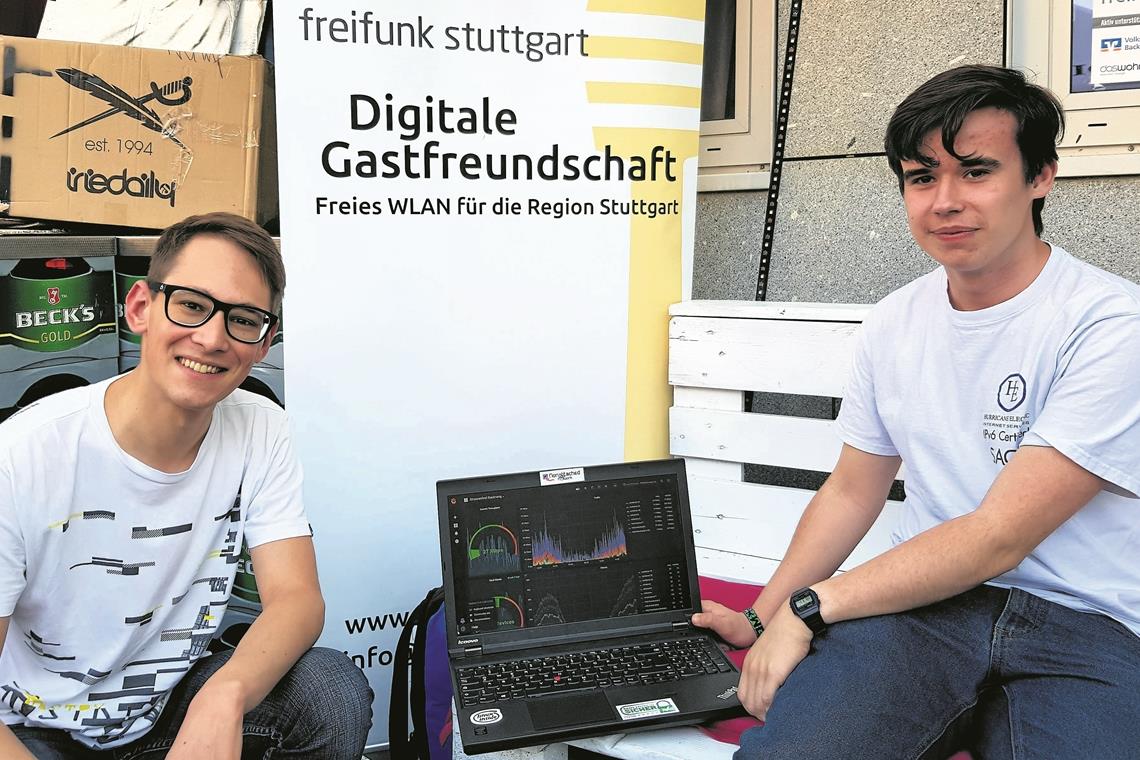 Die beiden Freifunker Daniel Jacobi (links) und Marvin Gaube in ihrer Zentrale im „Wohnzimmer“. Von dort aus haben sie ein Auge auf ihr Projekt und stehen für Fragen zur Verfügung. Foto: S. Latzel