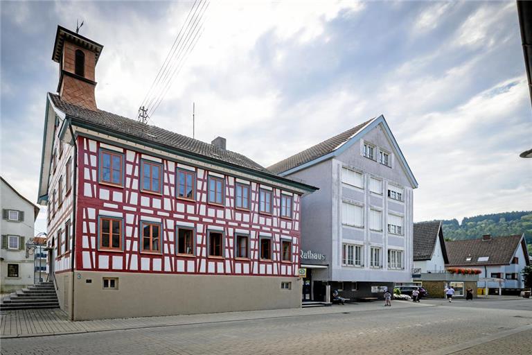 Die beiden Gebäude des Rathauses sollen künftig optisch besser harmonieren. Foto: Alexander Becher 