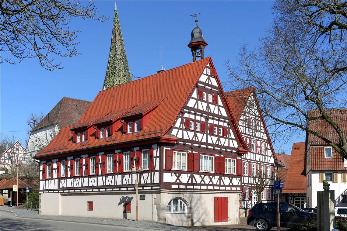 Die beiden Gebäudeteile des Rathauses sollen durch einen Zwischenbau miteinander verbunden werden. Archivfoto: Edgar Layher