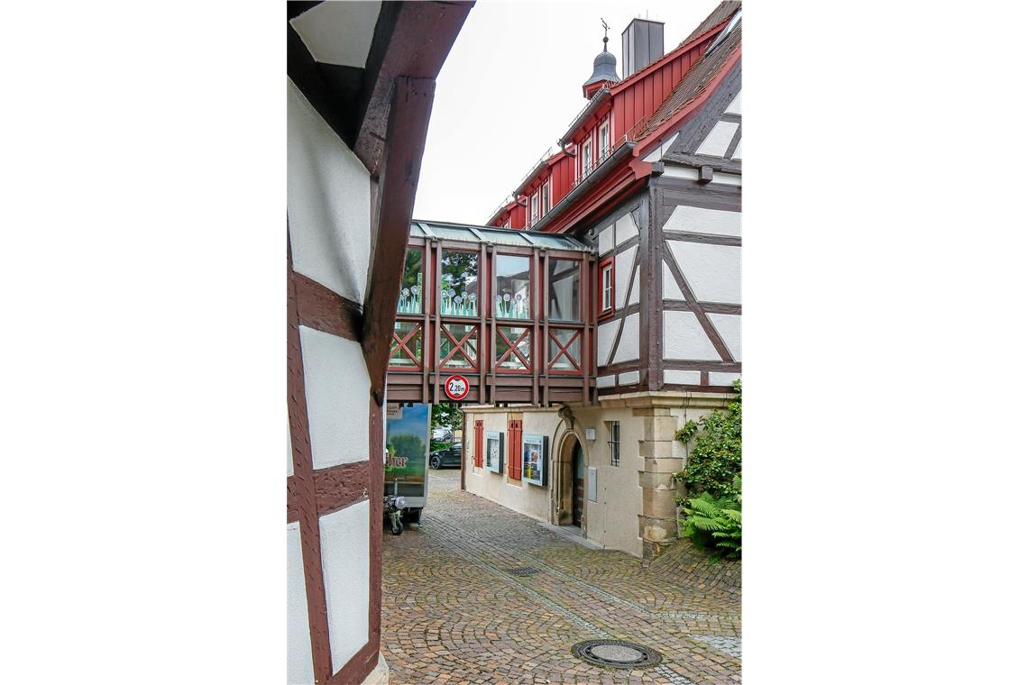 Der erste große Schritt zum Umbau des Weissacher Rathauses ist getan Die beiden Gebäudeteile des Rathauses sollen durch einen Zwischenbau miteinander verbunden werden. Über dessen Optik ist sich der Rat noch nicht schlüssig. Archivfoto: Alexander Becher