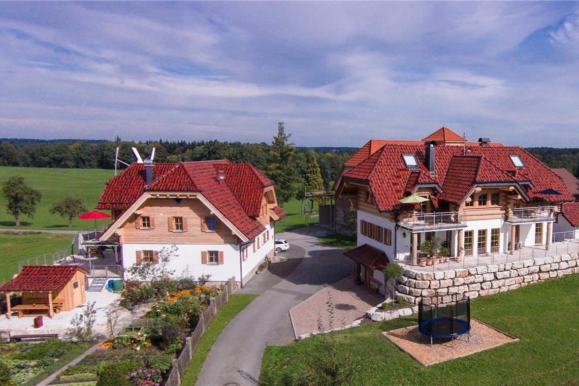 Fünf Sterne im Schwäbischen Wald Die beiden Häuser mit den Luxusferienwohnungen der Familie Danner. Das Haus rechts hat ein Obergeschoss in kanadischer Blockhausbauweise, das linke wurde in alpenländischer Blockholzbauweise errichtet. Derzeit macht Corona den Gastgebern einen Strich durch die Rechnung, die Wohnungen können nicht vermietet werden, obwohl Abstand hier leicht einzuhalten wäre. Foto: privat